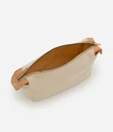 Neceser rectangular grande de color beige claro con textura de tejido canvas, cierre superior con cremallera dorada y detalles de cuero sintético color camel en los extremos.