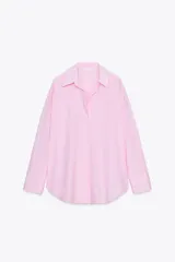 Camisa rosa de popelina de algodón, con cuello solapa, escote en pico, manga larga con puños y cierre frontal con botones.