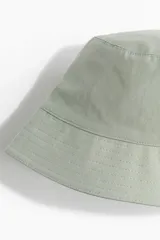 Sombrero tipo bucket color verde claro, confeccionado en mezcla de lyocell y nylon. Cuenta con forro y cinta antitranspirante de algodón.