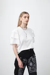 Remera negra de algodón con cuello redondo y mangas cortas con volados en capas.