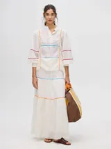 Pollera larga blanca de broderie de algodón con galones transparentes y pretina elástica con cordones ajustables.