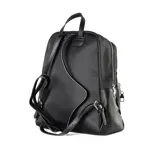 Mochila negra de poliéster y cuero sintético graneado, con acceso superior con cierre. Tiene un bolsillo frontal con cierre, un bolsillo interno con cierre y dos bolsillos internos abiertos. Las correas son regulables y los herrajes son plateados.