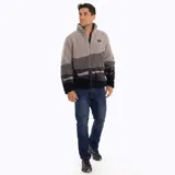 Campera polar de hombre con cierre frontal, cuello alto y bolsillos laterales. Diseño con estampado de montañas en tonos grises y negros.