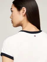Remera blanca de algodón con cuello redondo y mangas cortas con ribete negro. Logo de Tommy Hilfiger bordado en el pecho.