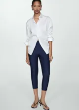 Calza capri azul marino de tejido elástico.