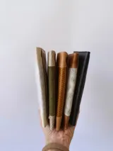 Billetera de cuero color naranja y marrón con cierre de broche y monedero externo.