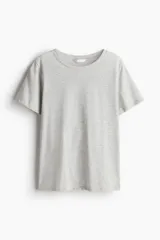 Remera gris de algodón con cuello redondo.