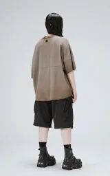 Remera manga corta color marrón con calce extra oversize y cuello redondo con terminación desflecada.