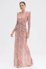 Vestido largo de fiesta con estampado abstracto en tonos marrones y rosados. Tiene escote en V profundo, mangas largas con hombreras y drapeado en la cintura.