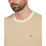 Remera color arena con finas rayas horizontales, cuello redondo en color crema y logo de pingüino bordado en el pecho. Corte slim fit.