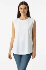 Musculosa a rayas horizontales marrones y blancas, de algodón, corte holgado y cuello redondo.