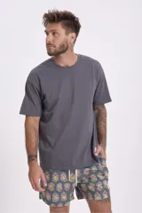 Remera gris de corte clásico y mangas cortas.