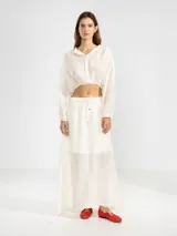 Falda larga marrón de tejido arrugado liviano, con cintura elástica y terminación Polonio en cobre.