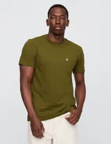 Remera verde oliva de manga corta con cuello redondo y bolsillo en el pecho con logo de Gap.