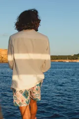 Short de baño para hombre con elástico en la cintura, tres bolsillos (dos laterales y uno trasero), tela de secado rápido con doble costura de seguridad e interior con mesh hipoalergénico.