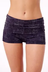 Microshort de tela elastizada con estampado de piel de serpiente en tonos grises y negros. Se puede usar con la cintura doblada para tiro bajo o estirada para tiro medio/alto.
