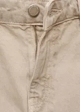 Pantalón de jean color beige, de corte wide leg, tiro bajo, con bolsillos delanteros y traseros.