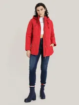 Campera acolchada roja con capucha, cierre de cremallera, bolsillos laterales con cremallera y logo bordado en la manga.