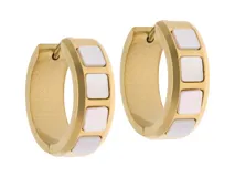 Aros tipo argolla de acero con baño de oro y apliques de nácar.