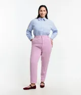 Pantalón mom jeans plus size de sarga color lila, con trabillas en la cintura, bolsillos delanteros y traseros, y cierre con botón y cremallera.