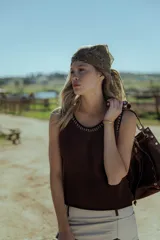 Musculosa tejida en algodón color marrón con detalles de crochet en el contorno.