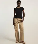 Blusa básica de algodón color tostado, de manga corta con dobladillo y nudo frontal.