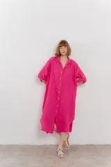 Vestido camisero midi color verde militar, de lino 100%, con silueta oversize, cuello camisero, mangas 3/4 con botón para ajustar y aberturas laterales.