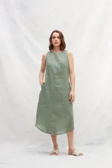 Vestido midi negro de lino, corte recto, sin mangas y con escote redondo.