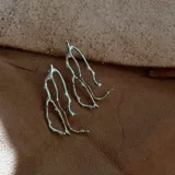 Aros plateados con forma de rama de árbol.