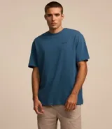 Remera relaxed de algodón color azul con estampa lettering y dibujo de una linterna en la espalda.