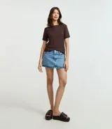 Blusa de viscosa color verde, con cuello redondo y manga corta con detalle plegado.