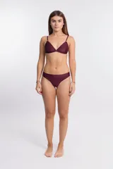 Bombacha de bikini color bordó, estilo culotte less, con cobertura moderada y acabado liso.
