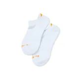 Par de calcetines blancos de corte bajo con logo de Caterpillar en color naranja.