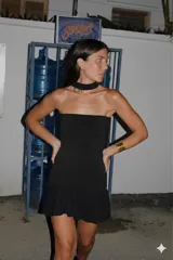 Vestido corto color marrón con brillos, escote halter y espalda descubierta.