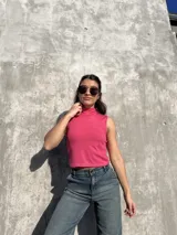 Polera rosa sin mangas, de morley elastizado y cuello alto.