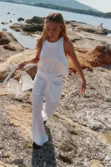 Musculosa blanca de lino y rayón con escote redondo y corte recto.