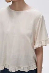 Blusa color coral con cuello redondo y mangas cortas con volados.