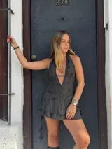 Minivestido gris con estampado abstracto, escote halter y espalda descubierta.