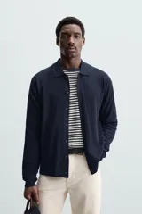 Camisa azul marino de punto con mezcla de lyocell, corte regular, cuello solapa y manga larga.