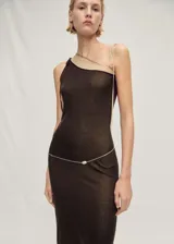 Vestido midi asimétrico de punto fino color marrón, con un tirante fino y corte entallado. Incluye un cinturón de cadena plateada con dije.