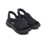 Sandalias casuales Skechers Hands Free Slip-ins Summits Sweetly Evolved, color negro, con capellada de tela elástica, plantilla acolchada Yoga Foam y suela de tracción flexible.