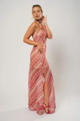 Vestido midi de tejido de punto con diseño de ondas en tonos rosa, rojo, beige y blanco. Tiene un solo tirante y corte al bies.