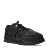 Zapatillas deportivas negras con suela gruesa y cordones.
