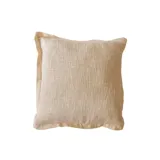 Almohadón cuadrado color beige confeccionado en tejido grueso de algodón.