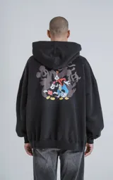Buzo negro con capucha, calce oversize y estampado de Mickey Mouse en el pecho.
