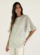 Blusa color gris claro, de mangas cortas con volados y cuello redondo.