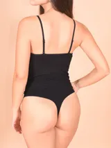 Body negro con breteles finos y escote redondo.