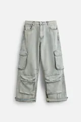 Pantalón relaxed fit confeccionado en denim de algodón celeste con efecto lavado. Cuenta con bolsillos frontales, traseros de plastrón y bolsillos multifunción en las perneras. El bajo es ajustable con trabilla. Cierre frontal con cremallera y botón.