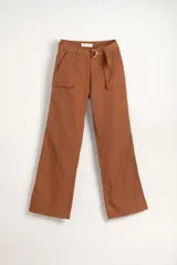 Pantalón marrón de corte recto con bolsillos laterales y cinturón con hebilla metálica.