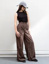 Pantalón wide leg de algodón y poliéster con estampado animal print. Cuenta con pretina ancha elastizada, broche interno, cierre y bolsillos delanteros.